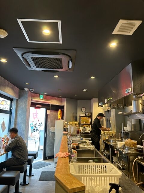 心斎橋　某油そば店　空調・飛沫に対するアクリルパテーション設置