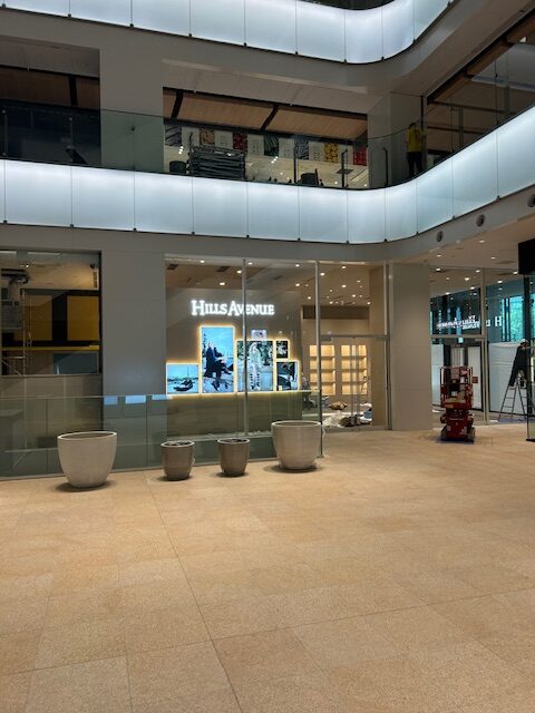 KITTE大阪　ヒルズべニュー　吊り下げ看板・壁面内照・外照看板設置