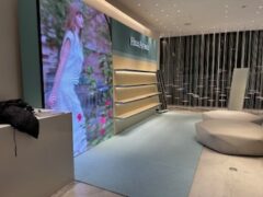 東京都中央区　ヒルズアヴェニュー 銀座店　電飾看板・什器本体・絨毯