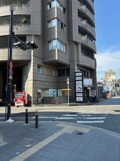 大阪市岸里方面　壁面ステンレス文字取付・壁面アクリル切り文字取付　